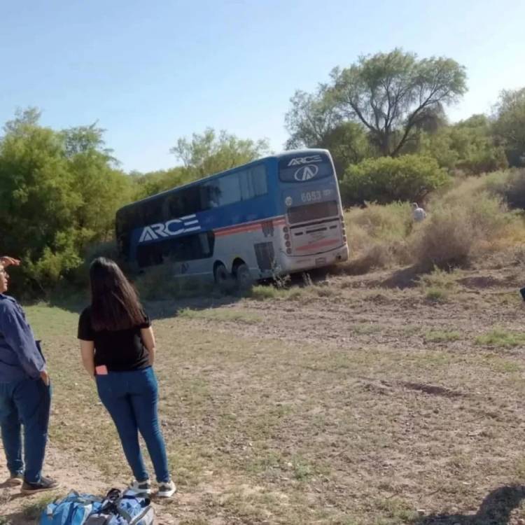 Un colectivo sufrió el reventón de una rueda, salió de la ruta y causó pánico en los pasajeros