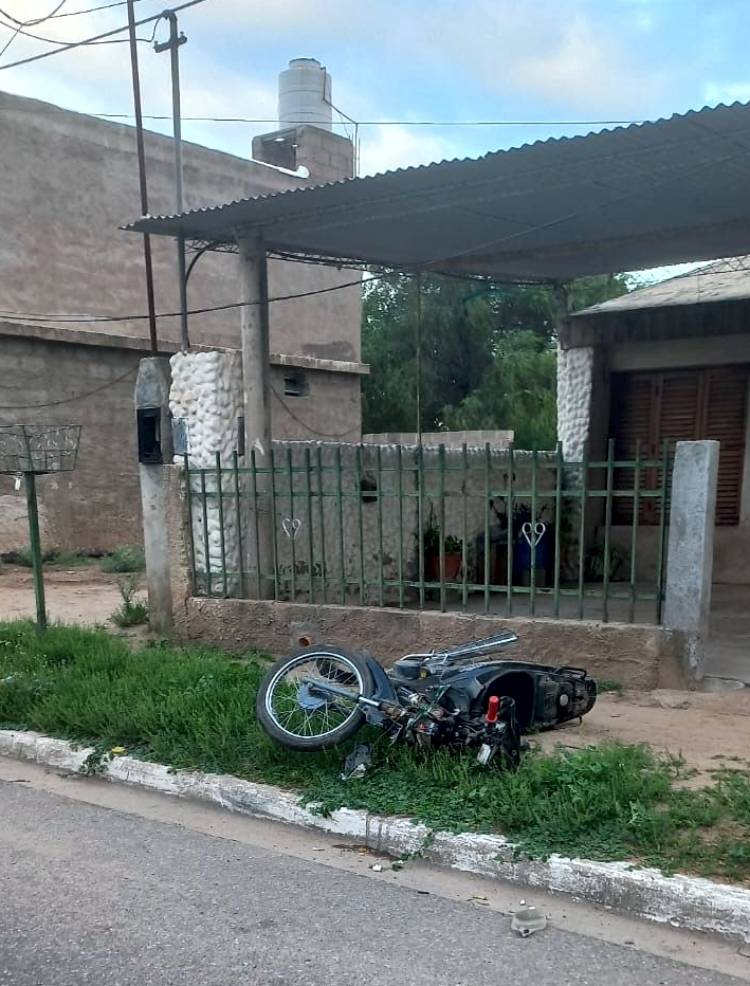 Siniestro en Chamical: Motociclista chocó un poste y fué trasladado de urgencia a la Capital