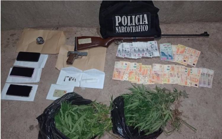 Capital: Dos detenidos con cocaína, marihuana, armas y miles de pesos y Chachos