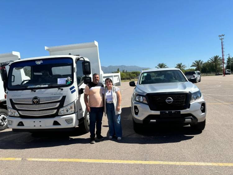 El municipio de Chepes recibió una camioneta Nissan  y un camión con caja volcadora