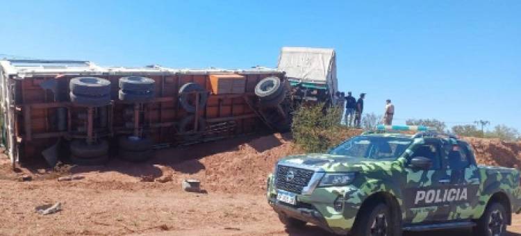 Volcó un camión lleno de tomates que iba camino a La Rioja