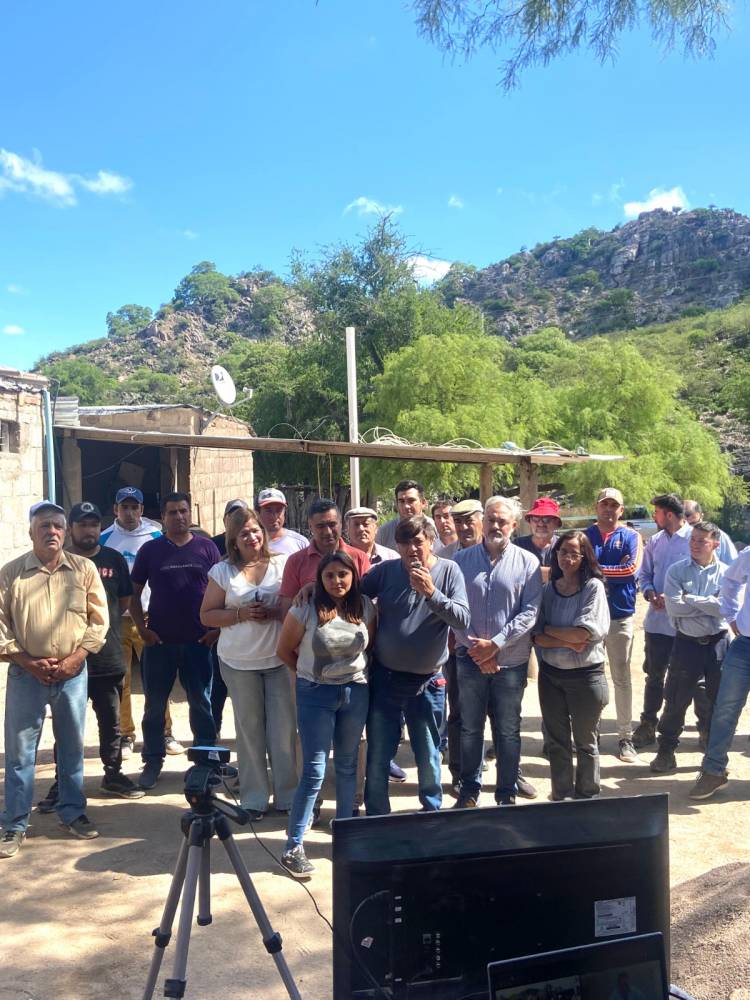 El gobernador Ricardo Quintela puso en funcionamiento la conexión a internet en el paraje Las Cortaderas, departamento General Ocampo 