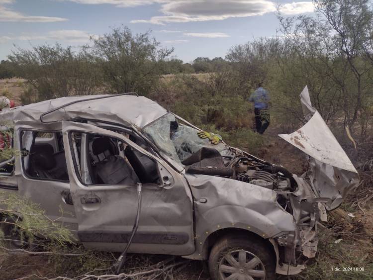 Vuelco en cercanías a Patquía: daños totales y una familia ilesa