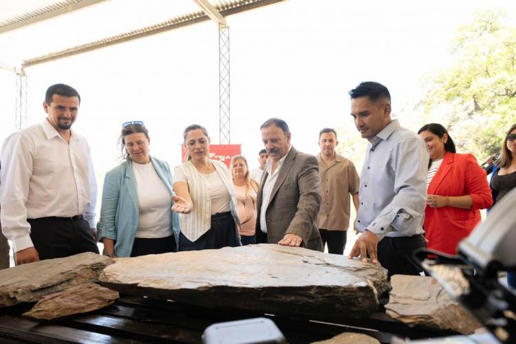 El gobernador visitó la cantera de laja La Filita donde entregó maquinaria y equipamiento 