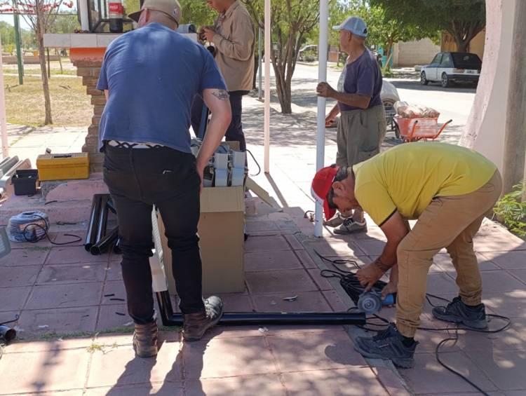 Espacios Amigables Para Todos: recambio de lámparas en la plaza de la salud