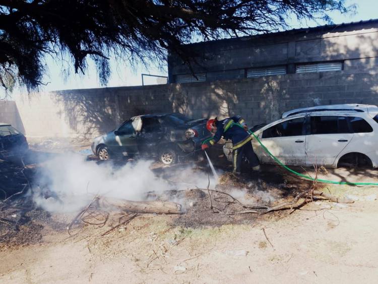 Chepes: Se incendio un auto que estaba en la comisaria