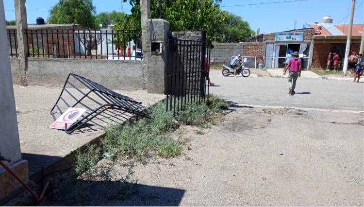 Por un descuido, vehículo impactó contra una farmacia en Portezuelo