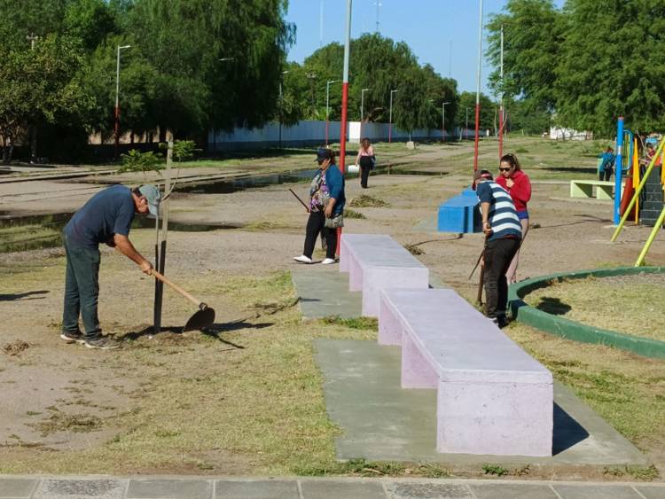 Chepes: Continuan las tareas de limpieza y desmalezamiento de espacios públicos