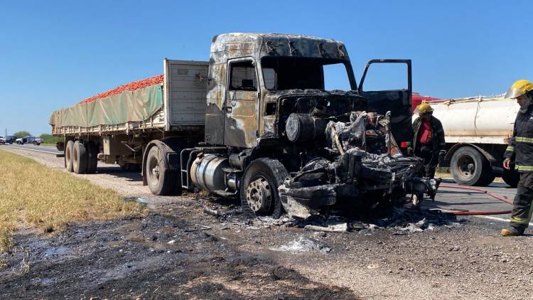 Pérdidas importantes en un camión que se incendió en ruta 38