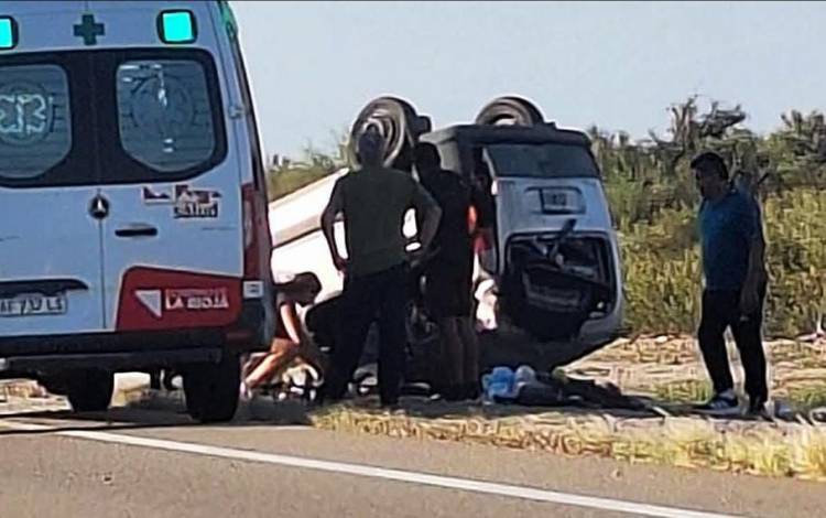 Turistas volcaron en Ruta 40 y fueron asistidos por una ambulancia que pasaba por el lugar