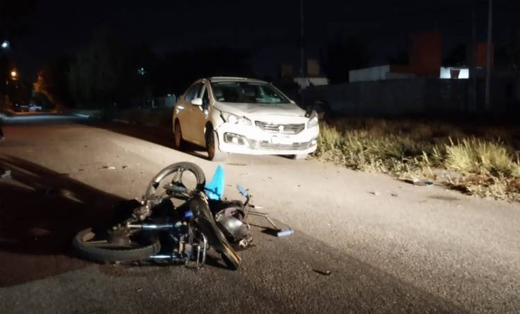 Motociclista sufrió heridas al chocar con un automóvil