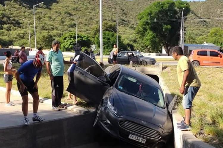 Perdió el control de su auto y terminó cayendo a un canal de desagüe