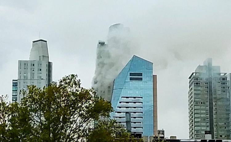 Controlaron el incendio en el edificio de Puerto Madero: hubo 100 evacuados