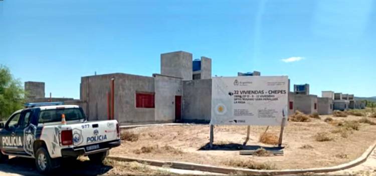 Chepes: Policía custodia viviendas en construcción por temor a usurpación