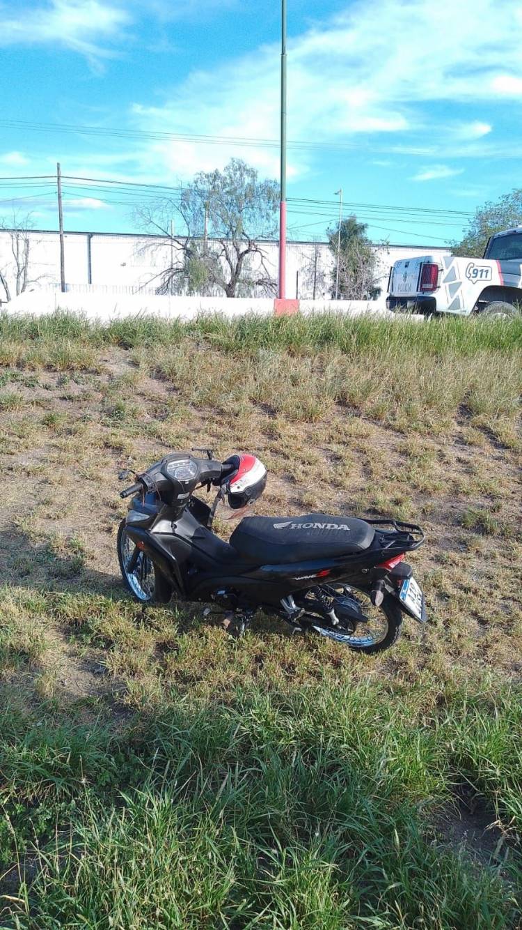 Dos jóvenes resultaron con lesiones leves tras caída en motocicleta en Av. Juan Manuel de Rosas