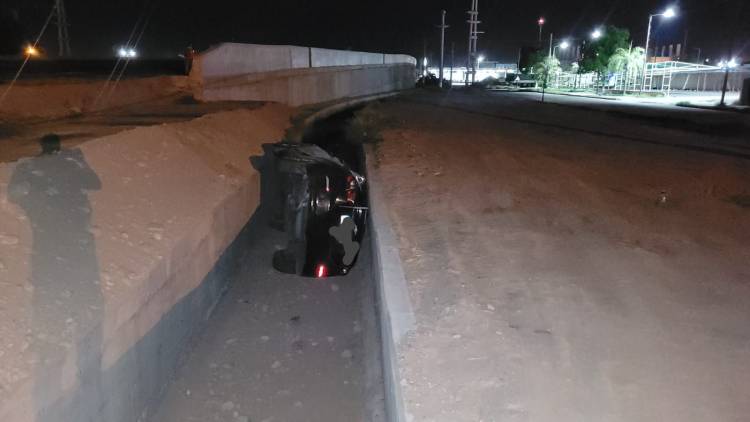 Automóvil cayó a un desagüe en Av. Félix de la Colina: la conductora resultó ilesa