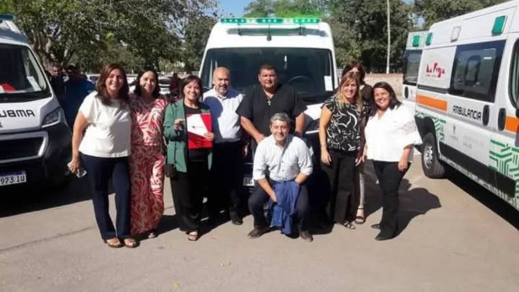 El gobernador Ricardo Quintela fortalece la salud provincial con la entrega de modernas ambulancias