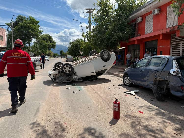 Automóvil volcó tras impactar contra un vehículo estacionado en el barrio Ermita