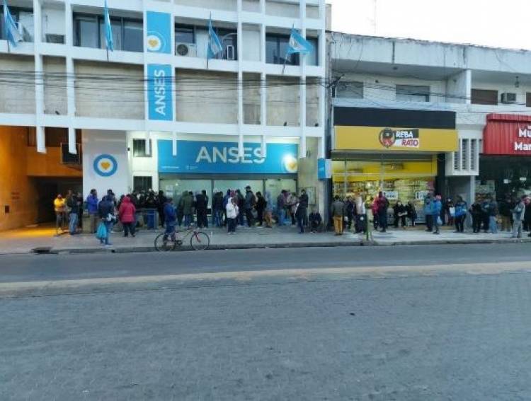 Milei oficializó el bono de $70.000 de ANSES para jubilados en marzo