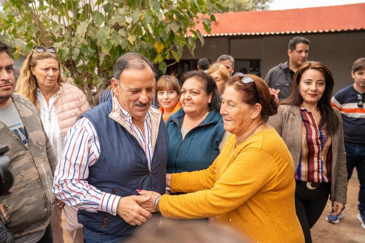 Chamical: vecinos afectados por el temporal recibieron a Quintela en sus viviendas refaccionadas