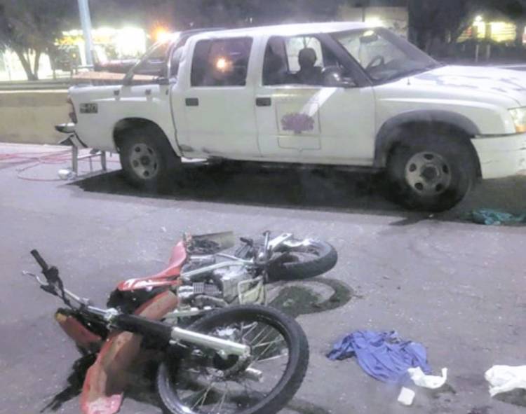 Motociclista perdió su pierna tras chocar una camioneta y atropellar a un peatón