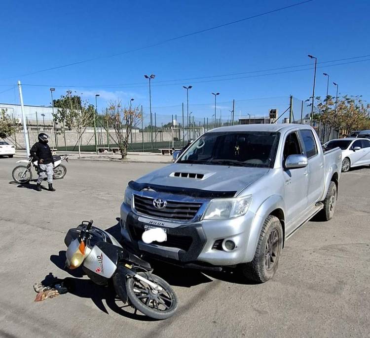 Chepes: colisión entre camioneta y motocicleta sobre Av. Belgrano