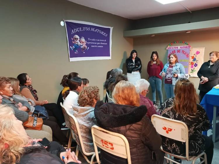 Desarrollo Social y Humano: dictan taller de tejido a adultos mayores