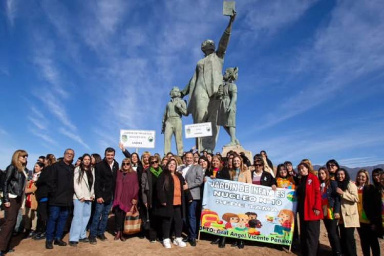 Capital: la maestra de la patria tiene su monumento en el parque de la familia