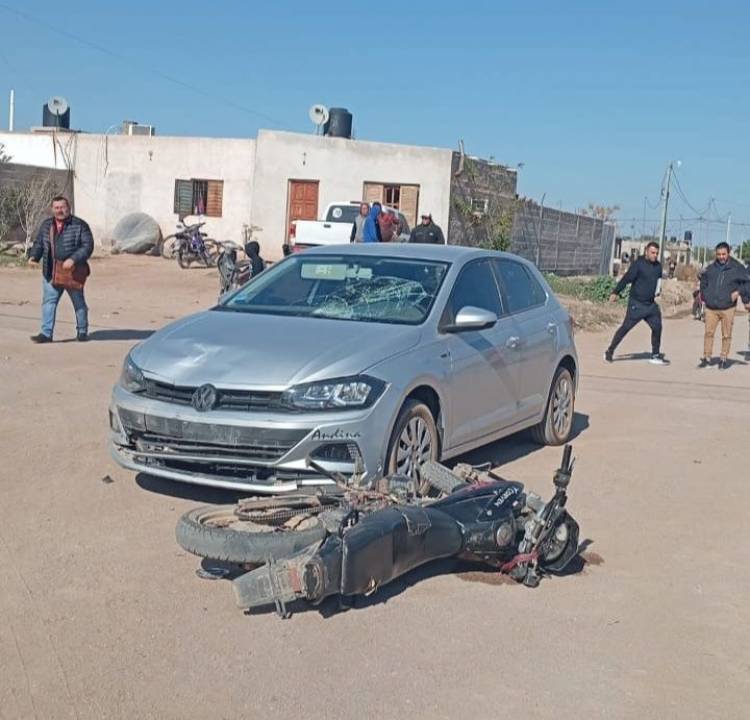 Chepes: dos heridos leves tras colisión de auto y moto