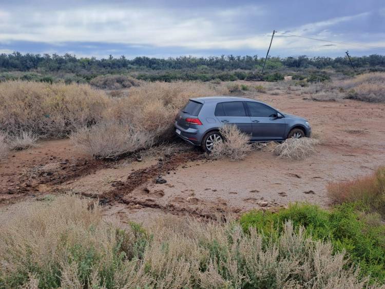 Un auto derrapó en la intersección de rutas 38 y 77, pero sus ocupantes resultaron ilesos
