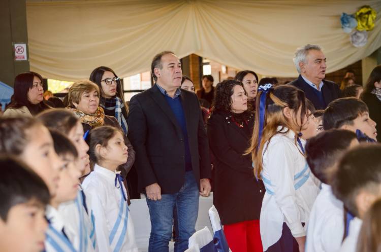 Más de 300 niños prometieron Lealtad a la Bandera Nacional