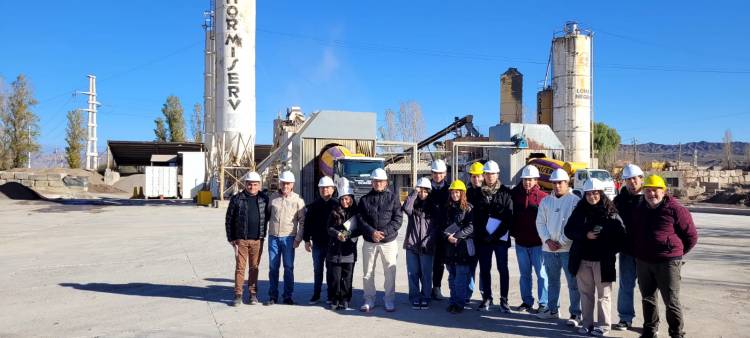 Alumnos de 6º de la especialidad M.M.O de la E.P.E.T.  Nº 1 visitaron la planta de hormigón "HORMISERV" en San Juan.