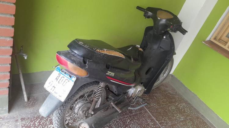 Chepes: motocicleta abandonada genera sorpresa en B° Radar