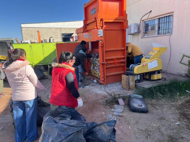 Chepes: Operativo de compactación y reciclaje de botellas de plástico