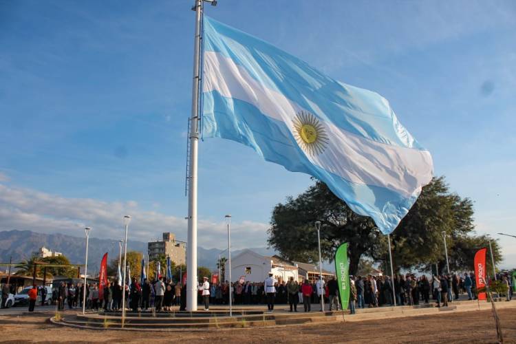 Municipio Capital colocó la bandera más grande en la vieja estación de trenes