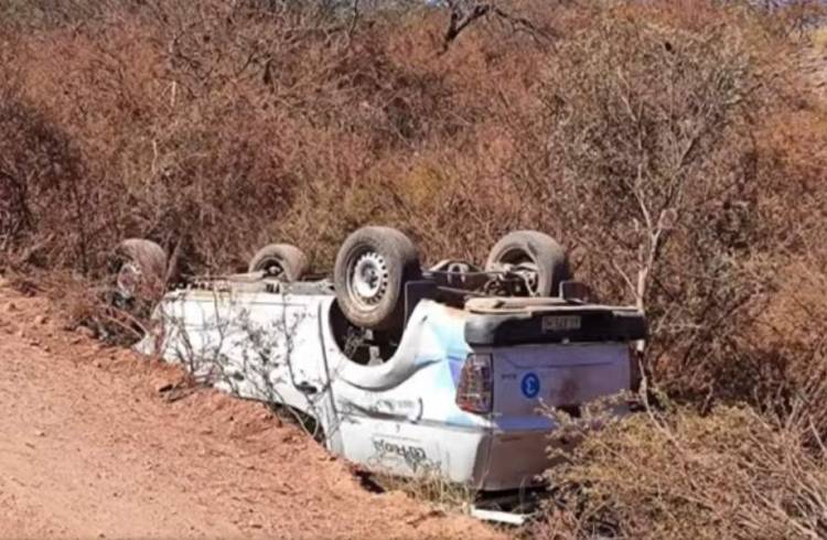 Tres personas ilesas tras vuelco de una camioneta de la empresa “Internet Para Todos”