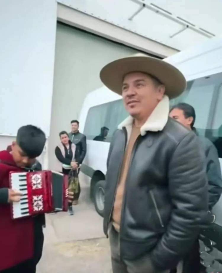 El folklorista Christian Herrera regaló un acordeón a Erick, un niño que conoció en el festival de Ulapes
