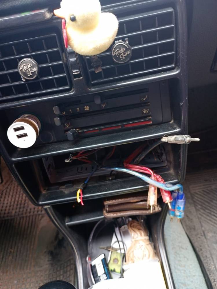 Robaron dinero y un estéreo del interior de un auto en Catuna