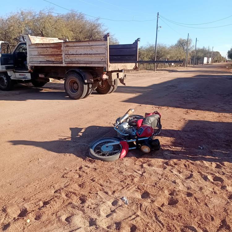 Un motociclista resultó herido al impactar contra un camión en Desiderio Tello