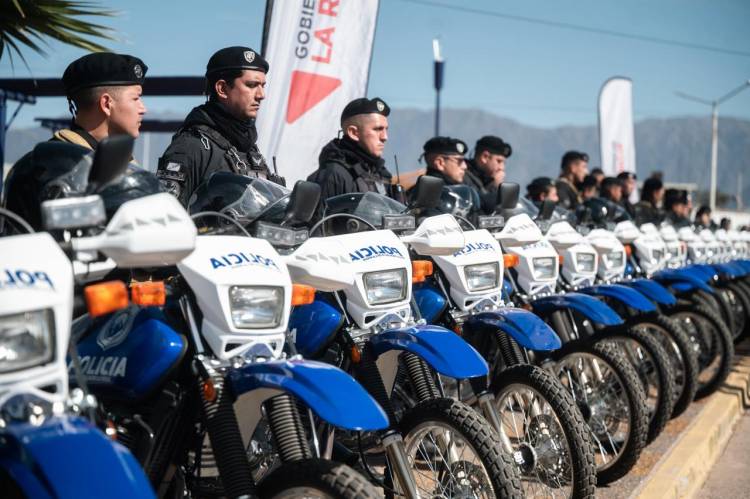 El gobierno entregó móviles a la policia y presentaron "parques y plazas seguras"