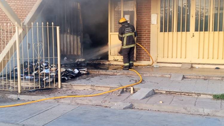 Incendio en el ingreso al Centro de Formación Profesional N°5: daños materiales y preocupación por seguridad