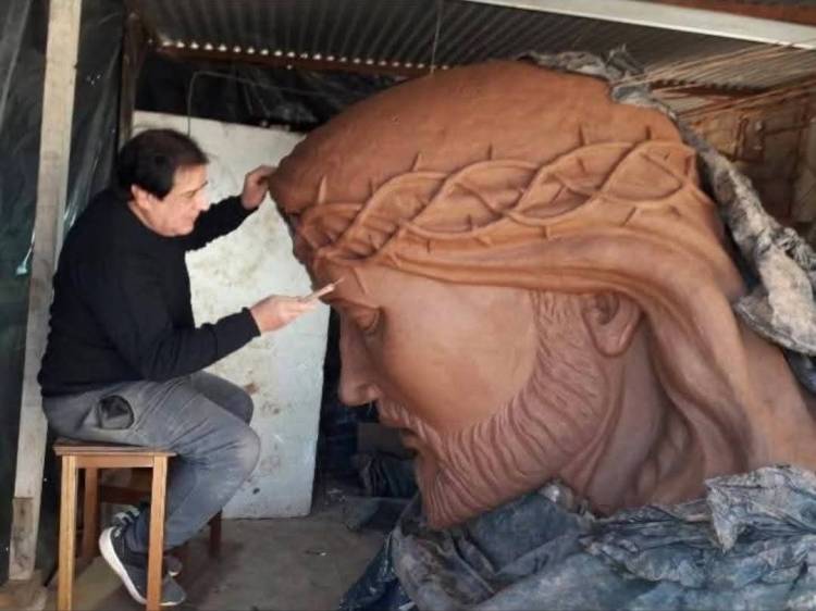 Un artista riojano levanta en Chepes un Cristo de 25 metros
