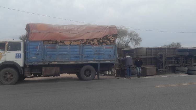 Chepes: Vuelco de acoplado en ruta n°141 en cercanías a mascasín