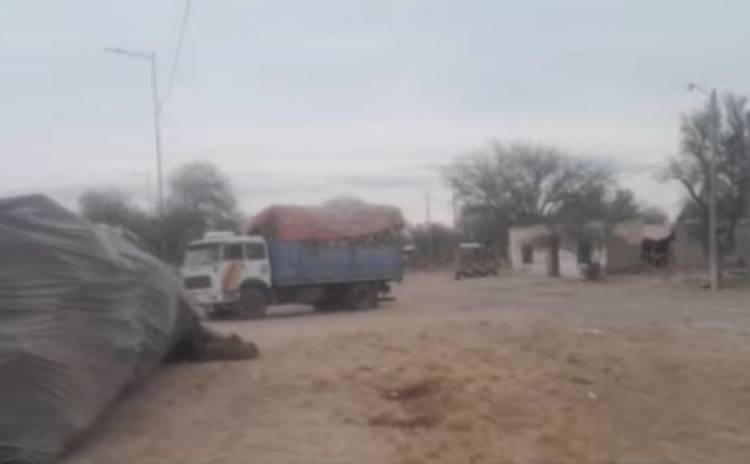 Chepes: vuelco de un camión cargado con leña en Ruta Nacional 141