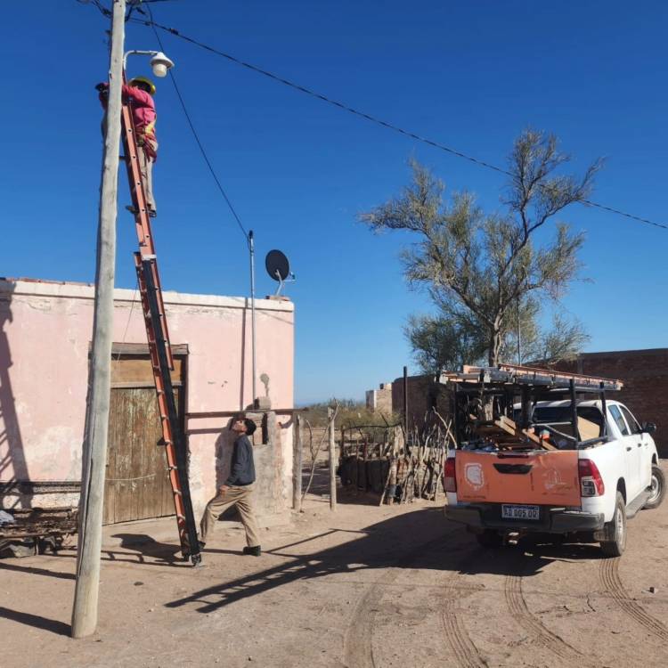 Reparación de alumbrado público en Mascasín y Chepes 