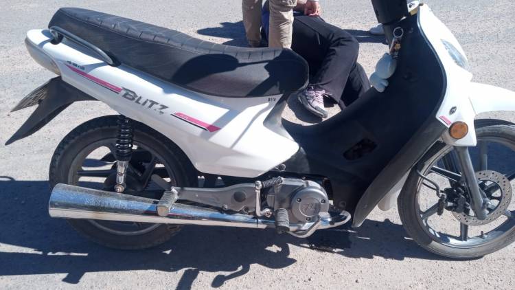 Chepes: accidente de tránsito deja una motociclista herida tras una caída