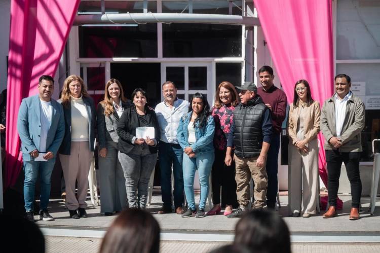 Se entregaron microemprendimientos y materiales para obras comunitarias en Chamical