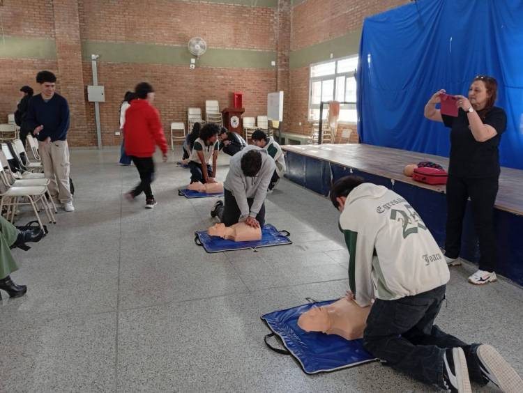 Se dictaron talleres de salud sexual, primeros auxilios y consumos problemáticos en la EPET Nº1