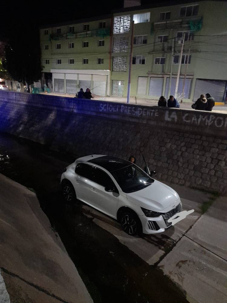 La Rioja: Un auto cayó al río en pleno centro de la ciudad