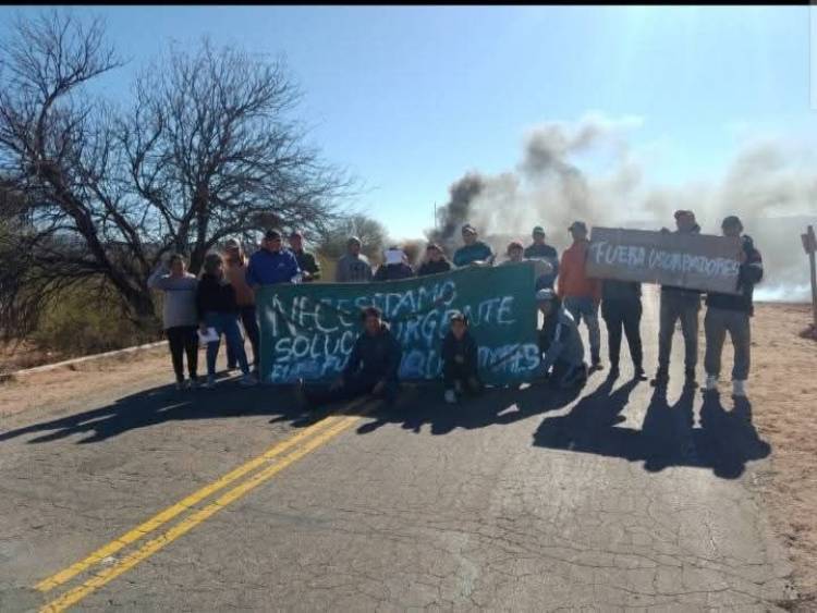 Familias de productores mantienen un corte en Patquia por un conflicto de tierras